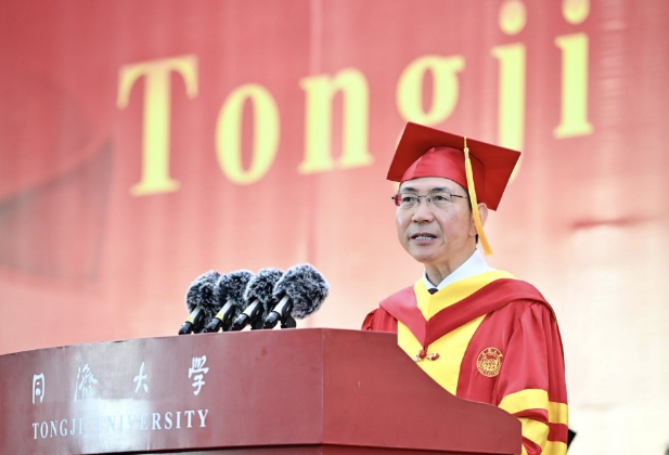 到任第二天，同济大学校长杨金龙与毕业生谈起“如何坚持长期主义”